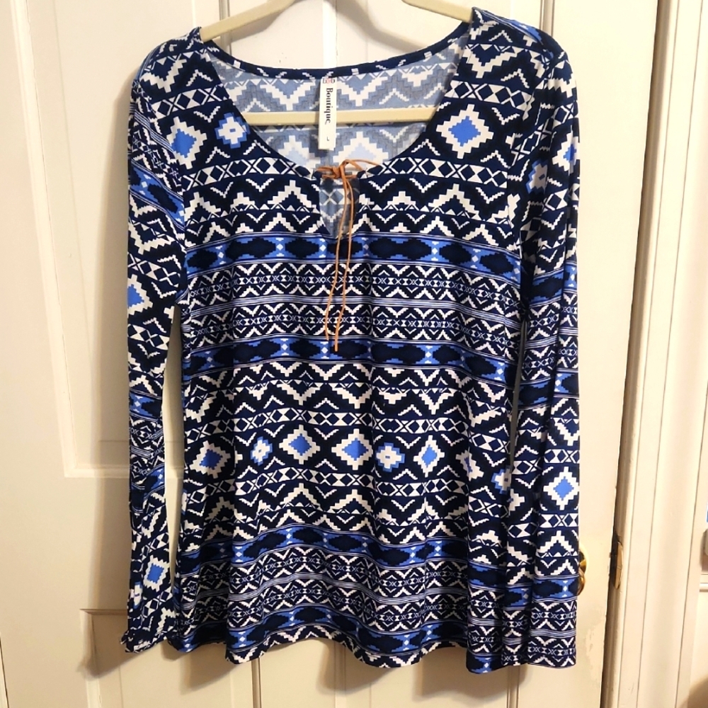 B&B Boutique Blue and White Patterned Women's Top Large